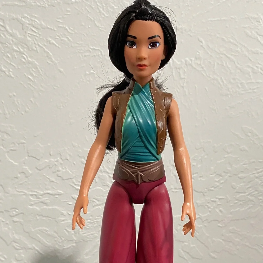 Disney Pricess Raya Doll with Teal and Burgundy Outfit